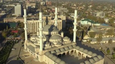 İmam Al Sarahsi 'nin adını taşıyan güzel Central Camii üzerinde bir İHA uçuşu. Orta Asya 'daki en büyük cami. Bishkek 'in ana ilgi odağı. Orta Asya 'nın İslami yapısı.