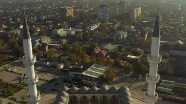 İmam Al Sarahsi Cumhuriyetçi Merkez Camii 'nin üzerinde bir İHA uçuyor. Orta Asya 'daki en büyük cami. Bishkek 'in ana ilgi odağı.