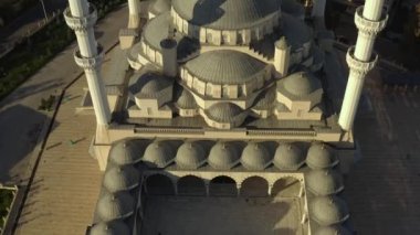 İmam Al Sarakhsi 'nin adını taşıyan Merkez Camii manzarası. Orta Asya 'daki en büyük İslam dini binası. Bishkek 'in ana ilgi odağı.