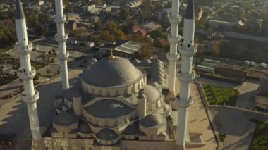 İmam Al Sarakhsi 'nin adını taşıyan Cumhuriyetçi Merkez Camii' nin tepesinden bir manzara. Bishkek 'in ana ilgi odağı. Orta Asya 'daki en büyük İslam dini binası..
