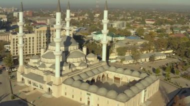İmam Al Sarahsi 'nin adını taşıyan Merkez Cami' nin minarelerinin yanından insansız hava aracıyla geçmek. Orta Asya 'daki en büyük İslam dini binası. Kırgızistan 'ın başkenti Bişkek' in ana ilgi odağı.