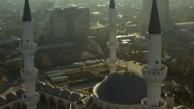 İmam Al Sarakhsi 'nin adını taşıyan Merkez Cami' nin minarelerinin yanından geç. Kırgızistan 'ın başkenti Bişkek' in ana ilgi odağı. Orta Asya 'daki en büyük İslam dini binası..