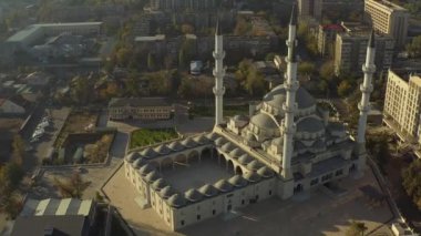 Sabah güneşinin sıcacık ışıklarında İmam Al Sarahsi 'nin adını alan merkez cami. Tam daire uçuşu. Orta Asya 'daki en büyük İslam dini binası. Bishkek 'in ana ilgi odağı.