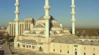Merkez Cami adını İmam Al Sarahsi 'den almıştır. Ortalama bir plan. Orta Asya 'daki en büyük İslam dini binası. Bishkek 'in ana ilgi odağı.