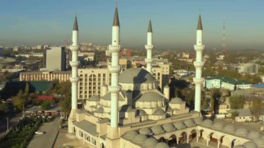 Bishkek 'in ana cazibesinin görüntüsü - Merkez Cami. Orta Asya ve Kırgızistan 'daki en büyük İslam dini binası. Güzel şehir manzarası.