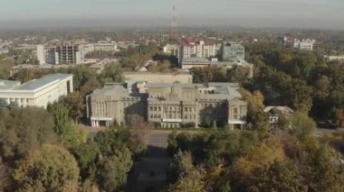Kırgız Cumhuriyeti Yüksek Mahkemesi binasının yüksekliğinden güzel bir manzara. Bayrak direğindeki Kırgızistan bayrağı. Sivil, suç, ekonomi, idari ve diğer davalar için yüksek yargı organı.