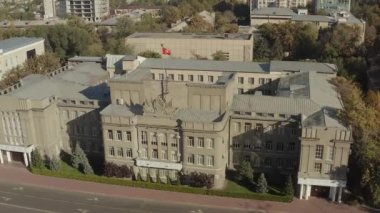 Kırgız Cumhuriyeti Anayasa Mahkemesi binasının havadan görünüşü. Bayrak direğindeki Kırgızistan bayrağı. Sivil, suç, ekonomi, idari ve diğer davalar için yüksek yargı organı.