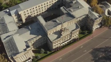Kırgız Cumhuriyeti Yüksek Mahkemesi binasının yakınında tepeden tırnağa uçan bir insansız hava aracı. Sivil, suç, ekonomi, idari ve diğer davalar için yüksek yargı organı. Orta Asya 'daki eski Amerikan Üniversitesi binası..