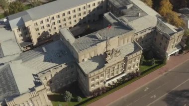 Bişkek 'teki Kırgız Cumhuriyeti Yüksek Mahkemesi. Sivil, suç, ekonomi, idari ve diğer davalar için yüksek yargı organı. Orta Asya 'daki eski Amerikan Üniversitesi binası..