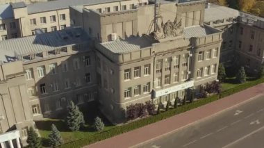 Bishkek şehri. Kırgız Cumhuriyeti Anayasa Mahkemesi. Sivil, suç, ekonomi, idari ve diğer davalar için yüksek yargı organı.
