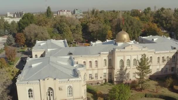 Красивый Вид Фасад Здания Министерства Культуры Информации Туризма Кыргызской Республики — стоковое видео