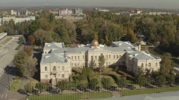 吉尔吉斯共和国文化 信息和旅游部在比什凯克市中心的宏伟建筑 一个美丽的绿色公园 前往吉尔吉斯斯坦的旅行 — 图库视频影像