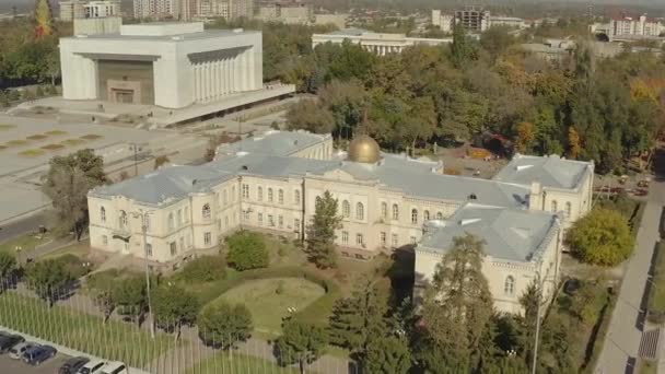 Kırgız Cumhuriyeti Kültür Bilgi Turizm Bakanlığı Binasının Yeşil Avlusunun Havadan — Stok video