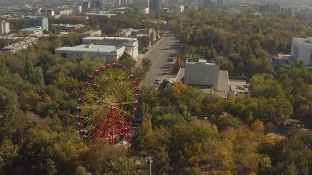 Pemandangan Dari Ketinggian Roda Ferris Taman Pamfilov Pusat Bishkek Menerbangkan — Stok Video