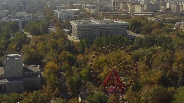 Sebuah Flyby Melingkar Dari Roda Ferris Pusat Bishkek Indah Musim — Stok Video