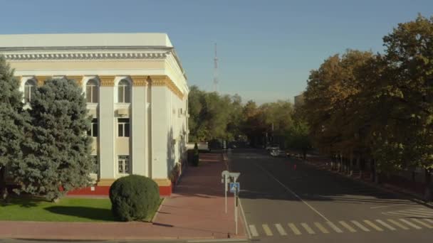 Casa Gobierno República Kirguisa Hermoso Edificio Con Columnas Banderas Kirguisas — Vídeo de stock