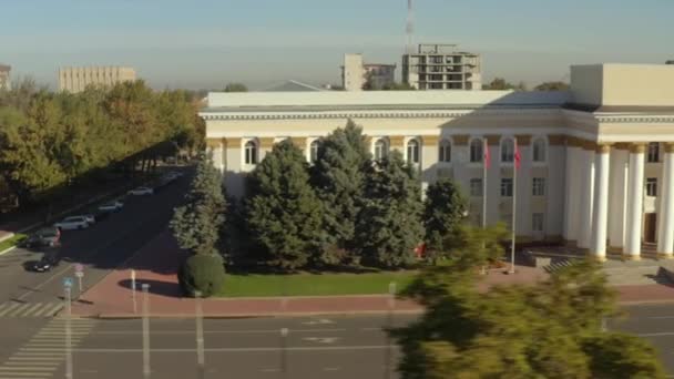 Der Flug Einer Drohne Auf Das Regierungsgebäude Der Kirgisischen Republik — Stockvideo
