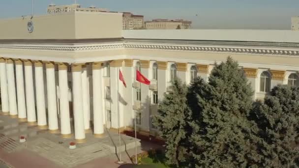 Edificio Del Gobierno República Kirguisa Banderas Kirguís Ondeando Viento Edificio — Vídeo de stock
