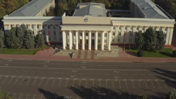 Government House Kyrgyz Republic Bird Eye View Inglés Banderas Kirguís — Vídeo de stock