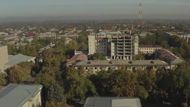 Vuelo Dron Sobre Casa Gobierno República Kirguisa Banderas Kirguís Ondeando — Vídeo de stock