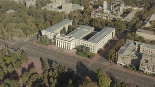 吉尔吉斯共和国政府大厦的最高视图 比什凯克市的行政大楼 历史和建筑的纪念碑 — 图库视频影像