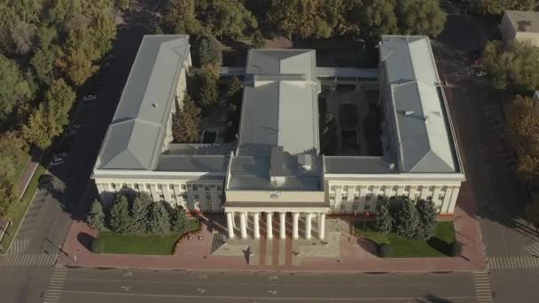 令人惊讶的美丽景象 吉尔吉斯共和国政府大厦有白色的柱子 鸟瞰全景 比什凯克市的行政大楼 历史和建筑的纪念碑 — 图库视频影像