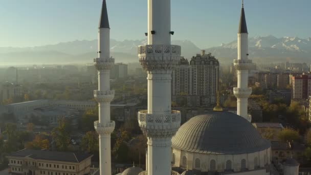 ビシュケクのセントラルモスクの4つのミナレットの閉鎖 中央アジアの象徴的なイスラム構造 中央アジアとキルギスで最大のモスク 背景にあるマウンテンピーク — ストック動画