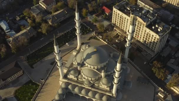 从上方俯瞰以Imam Sarakhsi命名的共和党中央清真寺 中亚和吉尔吉斯斯坦最大的清真寺 中亚的标志性伊斯兰结构 比什凯克的主要吸引力 — 图库视频影像