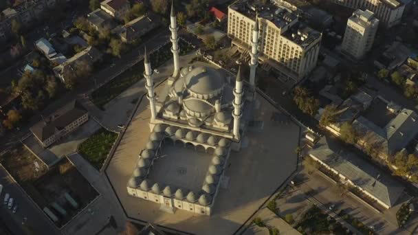 共和党中央モスクの無人飛行機は イマーム サラフシにちなんで命名された 中央アジアとキルギスで最大のモスク 中央アジアの象徴的なイスラム構造 ビシュケクの主な魅力 — ストック動画