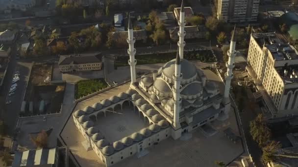 イマーム サラフシにちなんで名付けられた中央アジアの象徴的なイスラム建築の鳥の目 中央モスクは中央アジアとキルギスで最大のモスクです ビシュケクの主なアトラクションの1つ — ストック動画