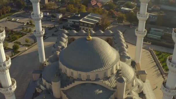 中央アジアとキルギスで最大のモスクであるイマーム サラフシにちなんで名付けられた中央モスクの中庭の景色 中央アジアの象徴的なイスラム構造 ビシュケクの主な魅力 — ストック動画