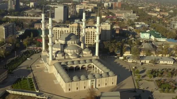 中央アジア最大のイスラム宗教建築 キルギスの首都であるビシュケクの主な魅力 イマーム サラッシにちなんで名付けられた中央モスク — ストック動画