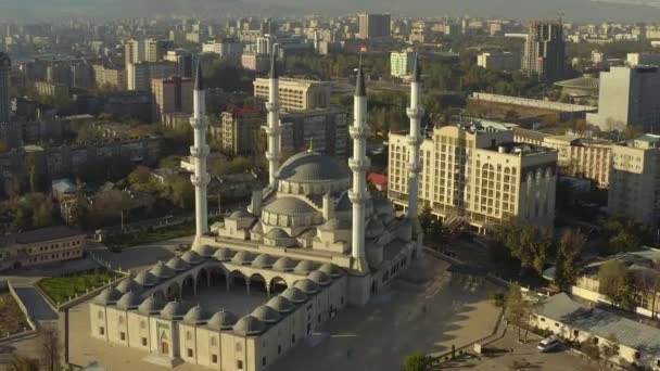 キルギスの首都ビシュケクの主な魅力は イマーム サラフシにちなんで名付けられた中央モスクです 中央アジア最大のイスラム宗教建築 — ストック動画