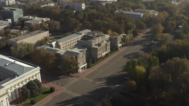 バードのキルギス共和国の最高裁判所の建物の視点 フラッグポールのキルギスの旗 その他の事件のための最高司法機関 — ストック動画