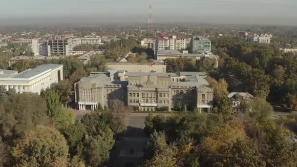 Piękny Widok Wysokości Budynku Sądu Najwyższego Republiki Kirgiskiej Machająca Flaga — Wideo stockowe