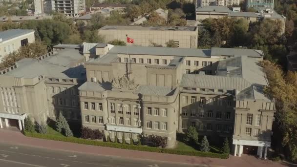Vista Aérea Del Edificio Corte Suprema República Kirguisa Bandera Ondeante — Vídeo de stock