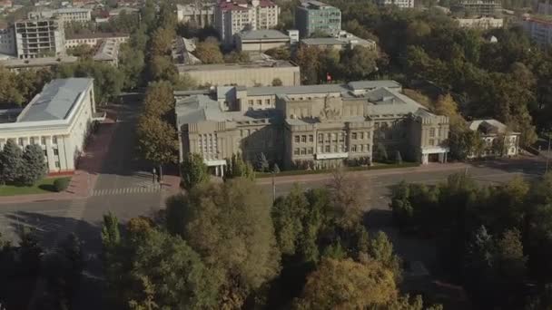 キルギス共和国の最高裁判所の建物は緑の木に囲まれています フラッグポールのキルギスの旗 その他の事件のための最高司法機関 — ストック動画