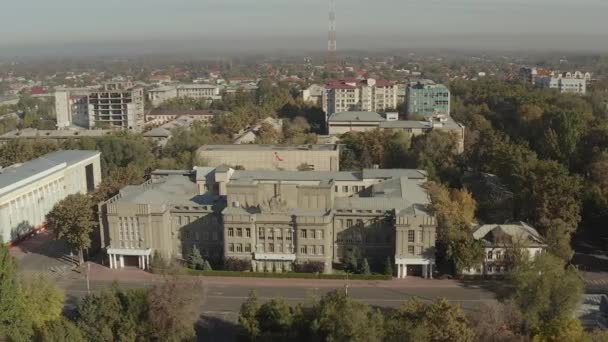 Vuelo Con Drones Circulares Del Edificio Corte Suprema República Kirguisa — Vídeo de stock