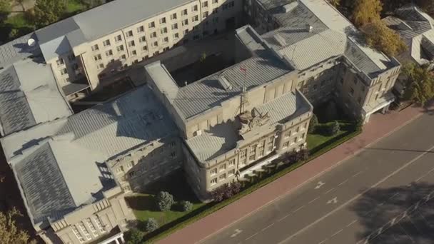 Kırgız Cumhuriyeti Yüksek Mahkemesi Binasının Yakınında Tepeden Tırnağa Uçan Bir — Stok video