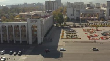 Ala-Too Meydanı 'nın havadan görünüşü ve Bishkek Devlet Vergi Dairesi' nin binası. Kırgızistan 'ın başkentinde İHA uçuşu. Kırgızistan 'a seyahat.