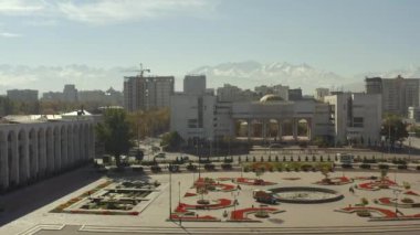 Kırgızistan 'ın başkentinde İHA uçuşu. Bishkek Devlet Vergi Dairesi 'nin binası. At süren bir Manas heykeli. Ala-Too Meydanı. Kırgızistan 'a seyahat.