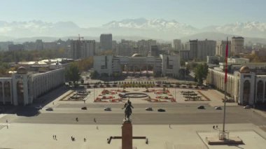 Bishkek 'in kuş bakışı görüntüsü. Güzel karlı dağlar. Bishkek Devlet Vergi Dairesi 'nin binası. Manas Anıtı. Kırgızistan 'a seyahat.