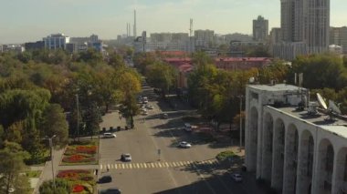Kırgızistan 'ın başkentinde İHA uçurmak. Arabalar Bishkek 'in merkez caddesi boyunca ilerliyor. Kırgızistan 'a git. Yükseklerden manzara.