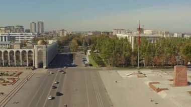 Bishkek 'te sonbaharın başlarında. Kırgızistan 'ın başkentinde İHA uçurmak. Arabalar Chui Bulvarı boyunca gidiyor. Kırgızistan 'a git. Bir kuş bakışı..