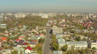 Kırgız 'ın özel evlerinin havadan görünüşü ve yüksek binaların beton kutuları. Kırgızistan 'ın başkentinde uçuyor. Bishkek 'te sonbahar. Arabalar yolda. Kırgızistan 'a seyahat.