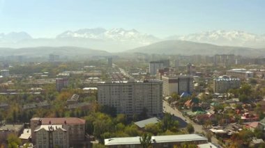 Bishkek şehrinin yerleşim bölgesi. Şehirde sonbahar. Dağların, tepelerin, tepelerin, yamaçların ve Kırgızistan 'ın karlı zirvelerinin güzel manzarası. Özel evler. Kırgızistan 'a seyahat.