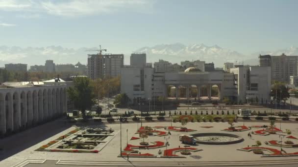 Kırgızistan Başkentinde Uçuşu Bishkek Devlet Vergi Dairesi Nin Binası Süren — Stok video