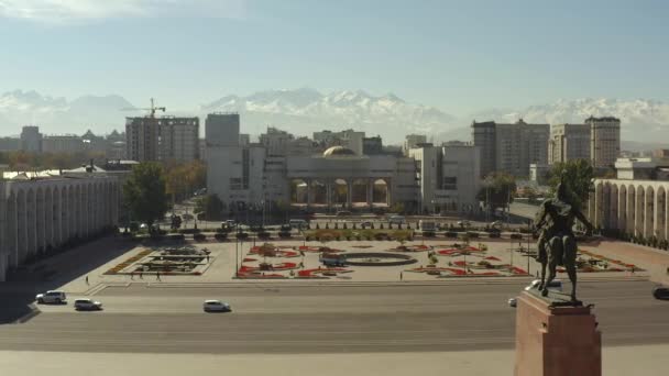 Nádherný Výhled Centrum Biškeku Zasněžené Vrcholky Hor Dálce Památník Manase — Stock video