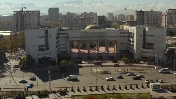 Vista Edifício Escritório Serviço Fiscal Estado Bishkek Monumento Manas Centro — Vídeo de Stock