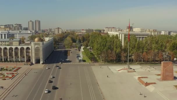 Bishkek Sonbaharın Başlarında Kırgızistan Başkentinde Uçurmak Arabalar Chui Bulvarı Boyunca — Stok video
